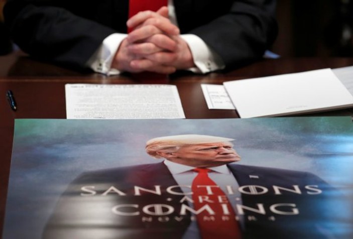 Trump attığı 'yaptırım' tweetini poster yaptırdı