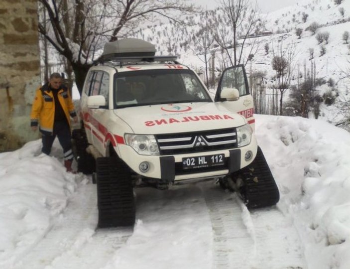 Paletli ambulans hastalara ulaşmak için karla mücadelede