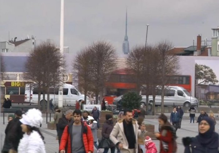 Çamlıca Kulesi Taksim'den görünüyor