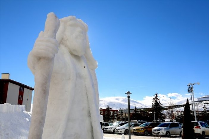 5 metrelik buzdan Dede Korkut heykeli yaptılar