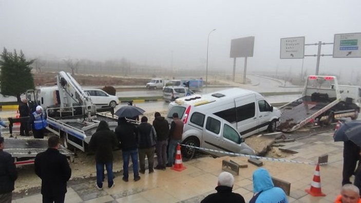 Gaziantep'te yol çökünce oluşan dev çukura araçlar düştü