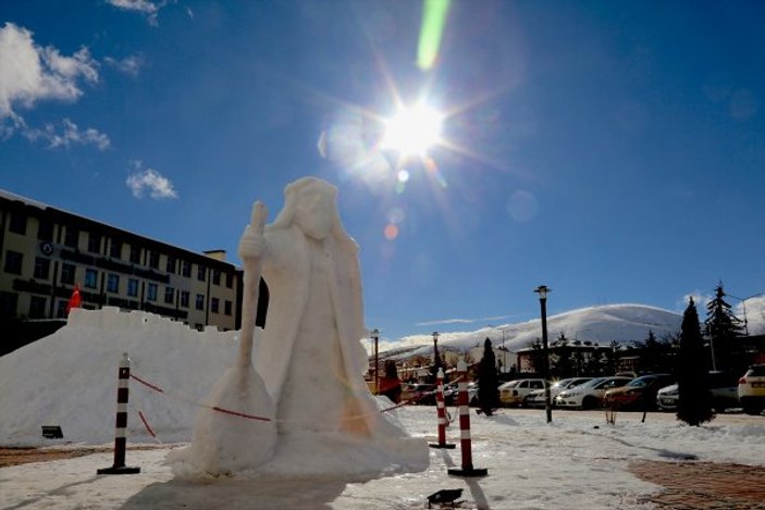 5 metrelik buzdan Dede Korkut heykeli yaptılar