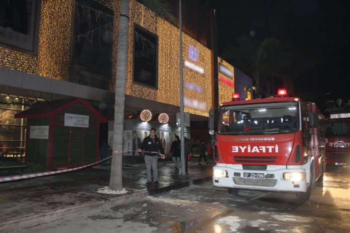 Antalya’da AVM önünde yangın