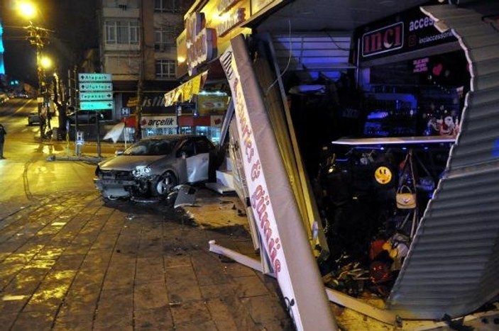 Ankara'da arabayla 2 dükkana çarpan sürücü kaçtı