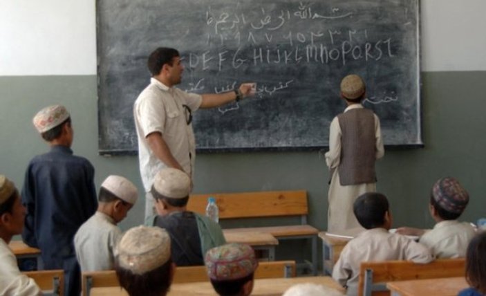 Afganistan'da Bağran ilçesi 30 yıl sonra okula kavuştu