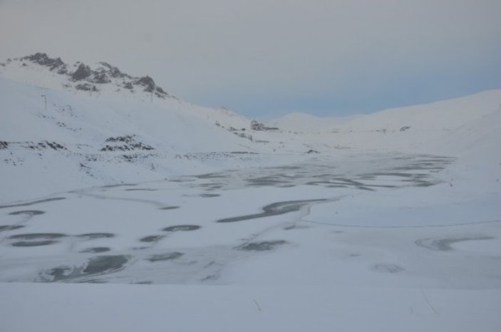 Hakkari'de Dilimli Barajı buz tuttu