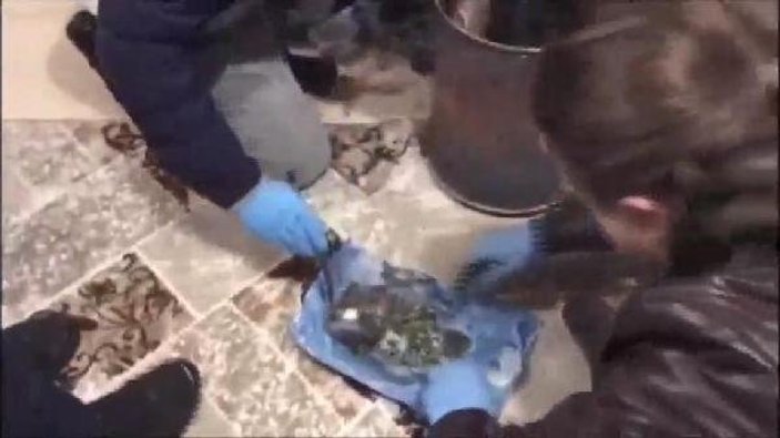 Polis baskınını fark edince uyuşturucuları sobaya attılar