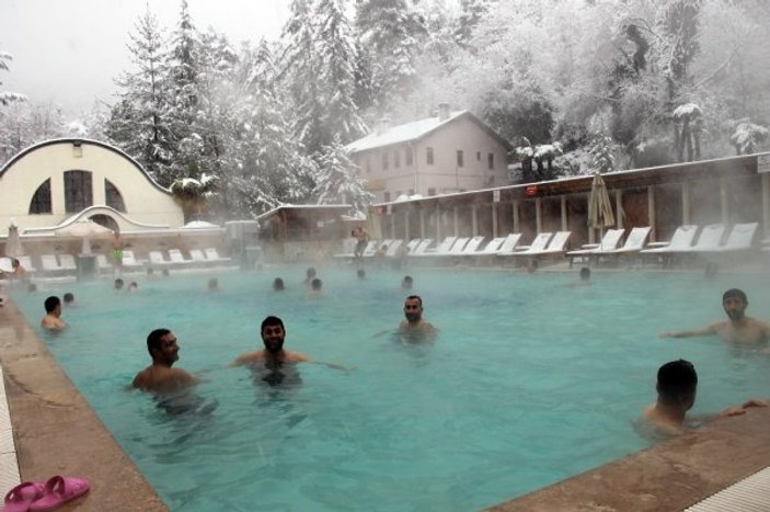 Tatilciler kar altında termal havuzun tadını çıkardı