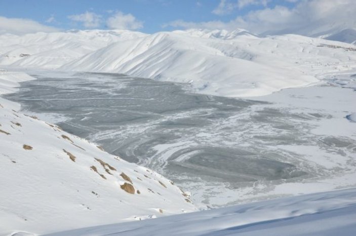 Hakkari'de Dilimli Barajı buz tuttu
