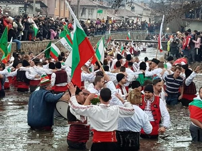 Bulgaristan'da 200 yıllık gelenek: Nehirde erkek halayı