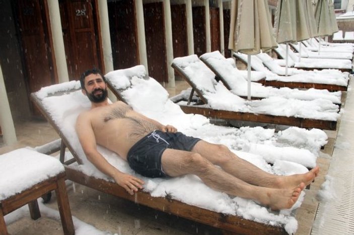 Tatilciler kar altında termal havuzun tadını çıkardı
