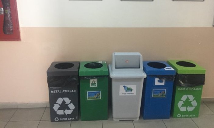 Öğrenciler sınıfta çöp kovası kullanmıyor