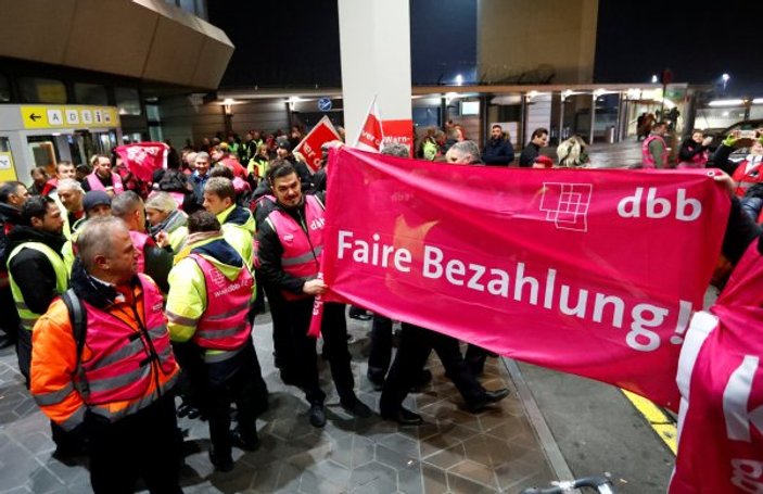 Berlin havalimanlarındaki grev uçuşları iptal ettirdi