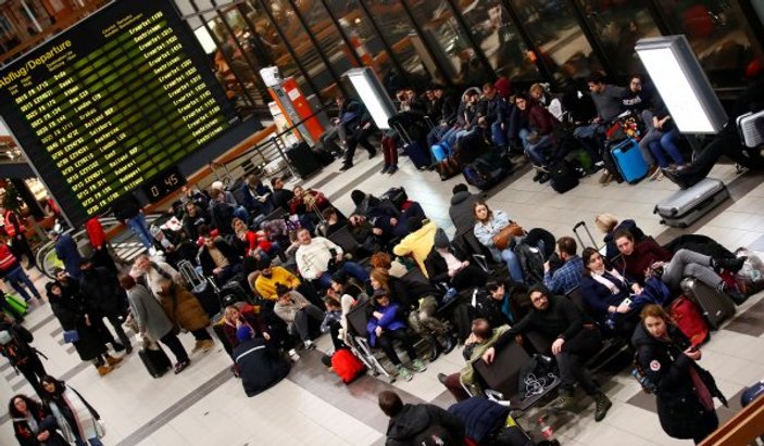 Berlin havalimanlarındaki grev uçuşları iptal ettirdi