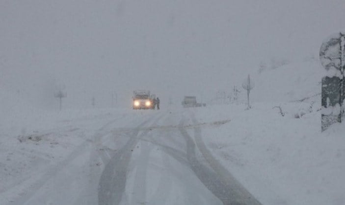 Kar yağışı için önlem almayan sürücüler yolda ilerleyemedi