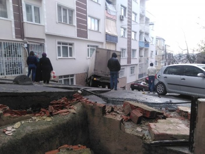 İstanbul'da kamyonet yaşlı çiftin evine girdi