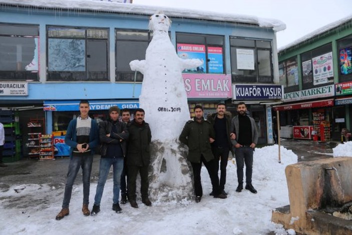 Müşteri olmayınca esnaf 3 metrelik kardan adam yaptı