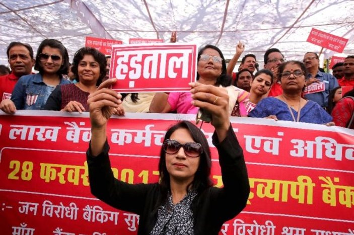 Hindistan'da çalışanlar grevde