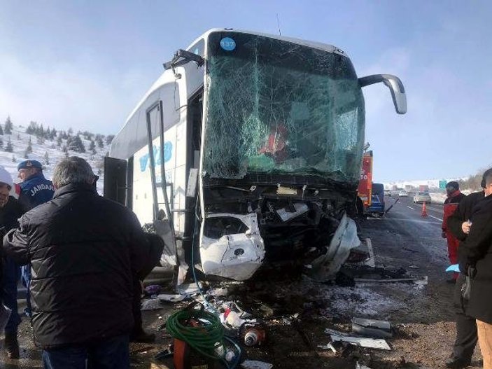 Ankara'da otobüs tıra çarptı: 1 ölü 8 yaralı