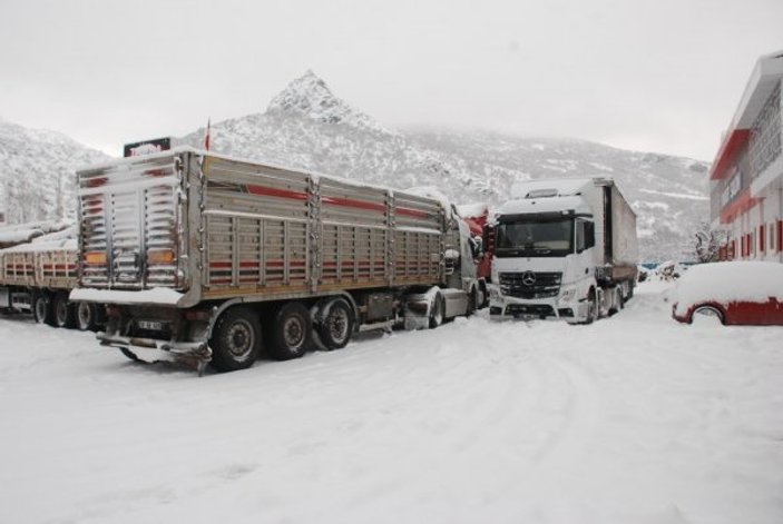 Tokat'ta tır ve kamyonlar buzlanma yüzünden yola çıkamadı