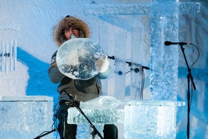 Buzdan enstrümanlarla konser veriyorlar