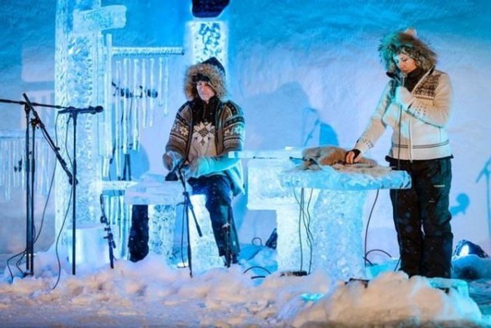 Buzdan enstrümanlarla konser veriyorlar