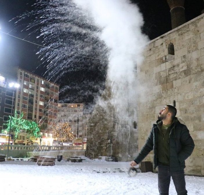 Sivas'ta soğuk hava kaynar suyu dondurdu