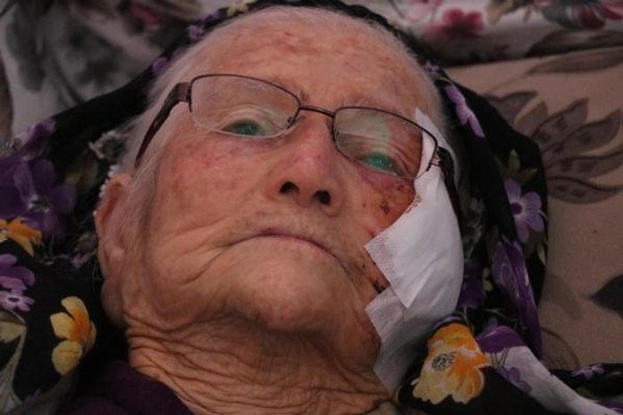 90 yaşındaki kadın rögara düştü