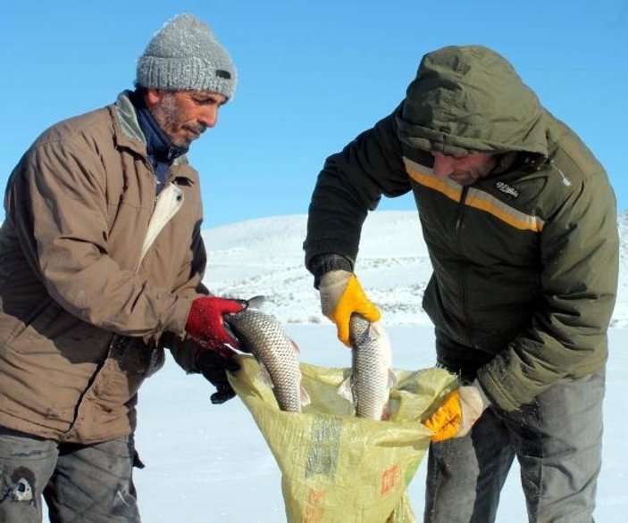 Ardahan'da Eskimo usulü ile balık avlıyorlar