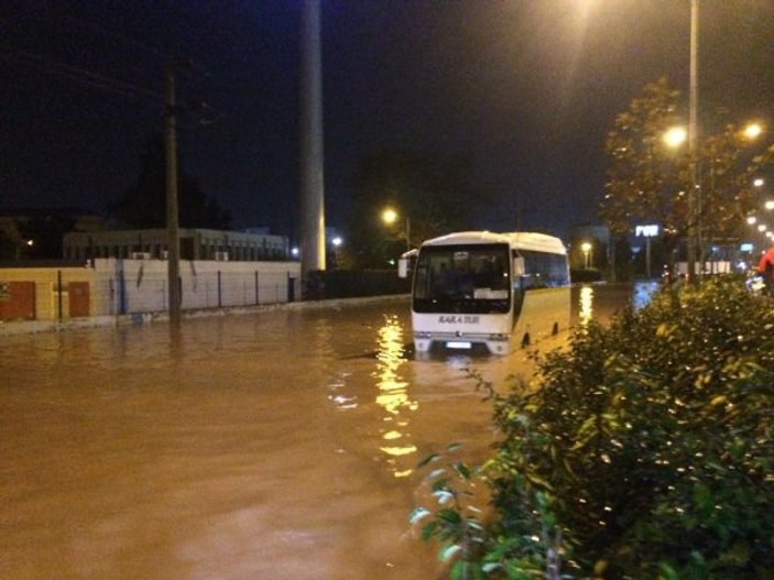 İzmir'de sağanak sele neden oldu