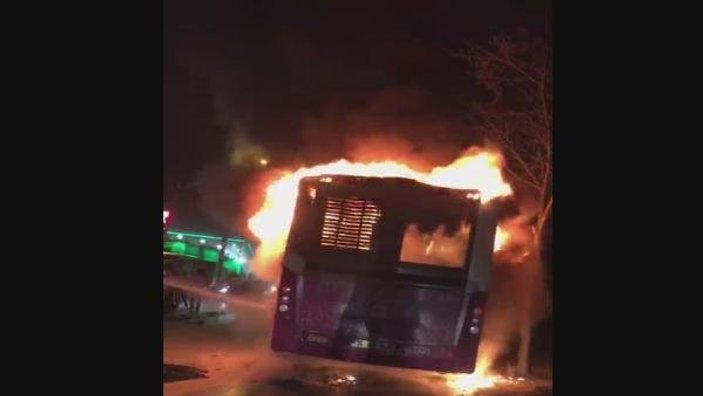Küçükçekmece’de park halindeki halk otobüsünde yangın