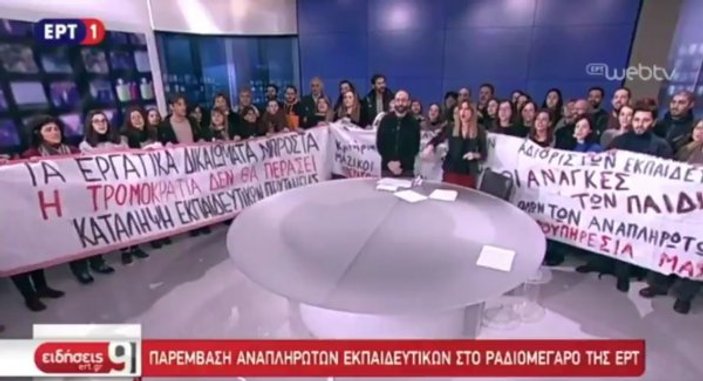Yunanistan'da devlet televizyonunu protestocular bastı