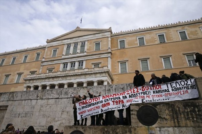 Yunanistan'da devlet televizyonunu protestocular bastı
