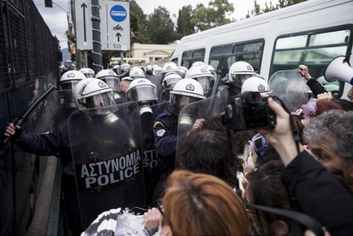 Yunanistan'da öğretmenler yine olaylı gösteri yaptı