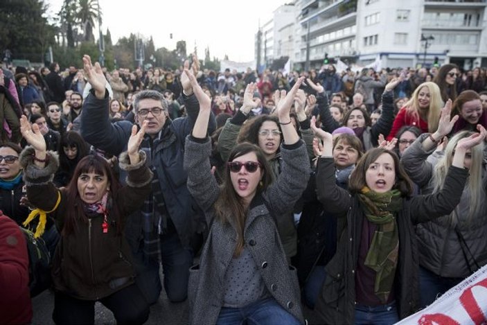 Yunanistan'da öğretmenler yine olaylı gösteri yaptı