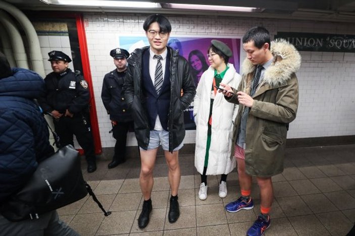 ABD’de metroya pantolonsuz bindiler