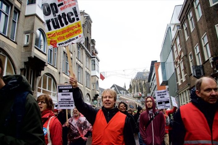 Hollanda'da 'Kırmızı Yelekliler' hükümeti protesto etti