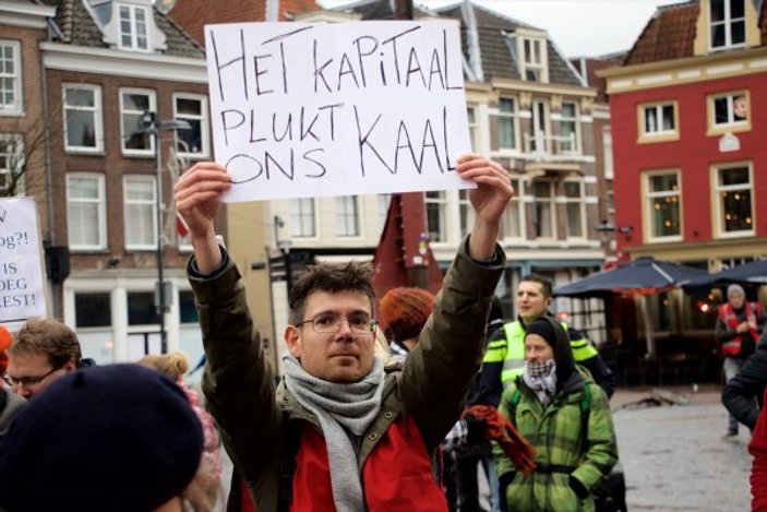Hollanda'da 'Kırmızı Yelekliler' hükümeti protesto etti
