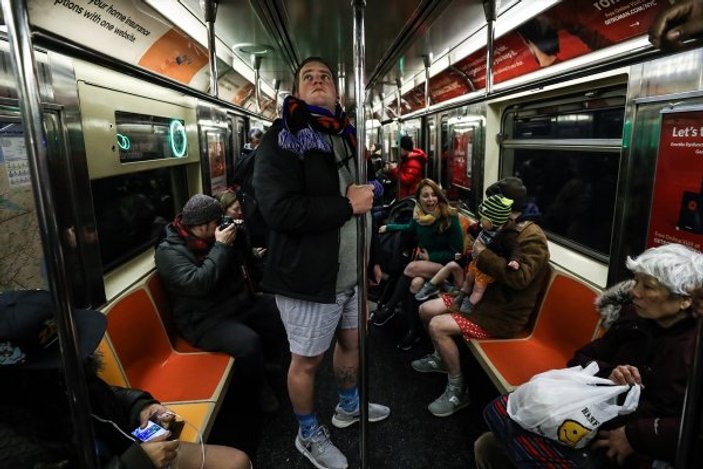 ABD’de metroya pantolonsuz bindiler