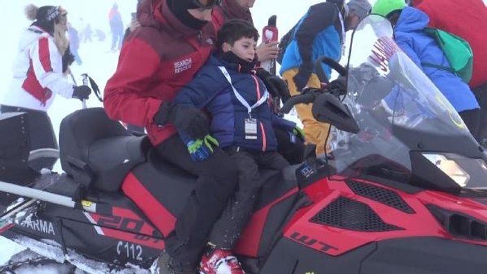 Uludağ'da yaralanan acemi kayakçıları jandarma kurtardı