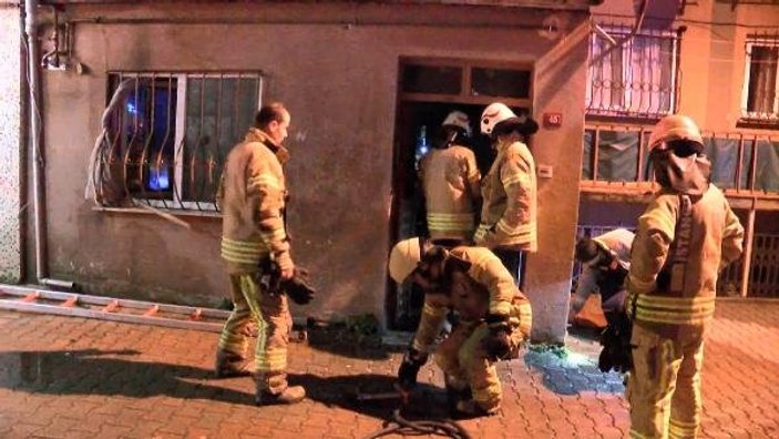 Üsküdar'da yangın:  2 çocuğu itfaiye kurtardı