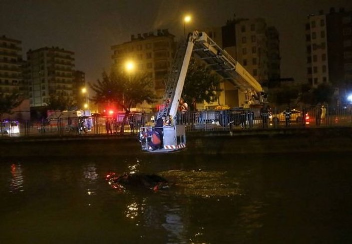 Adana'da kaza sonrası kanala düşen sürücü yardım bekledi