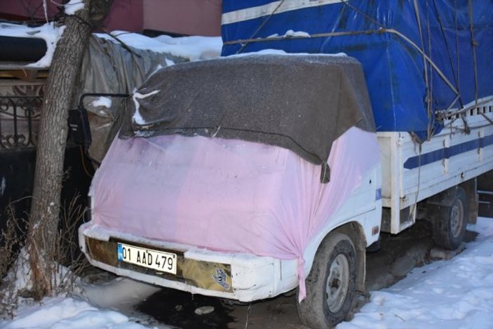 Kars'ta araçlara battaniyeli ve halılı koruma