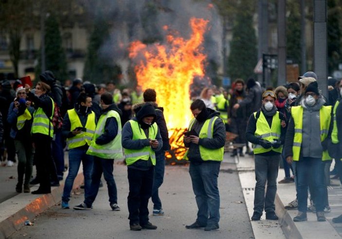 Sarı Yelekliler'in gösterileri Fransa'yı sarstı