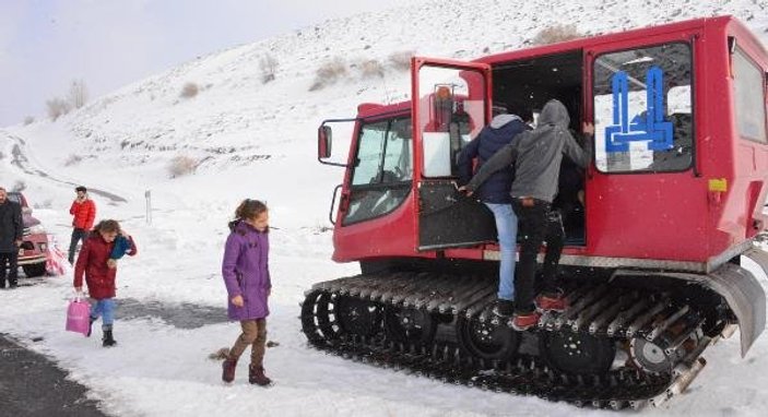 Erzurum’da öğrenciler okula kar üstü araçlarla gidiyor