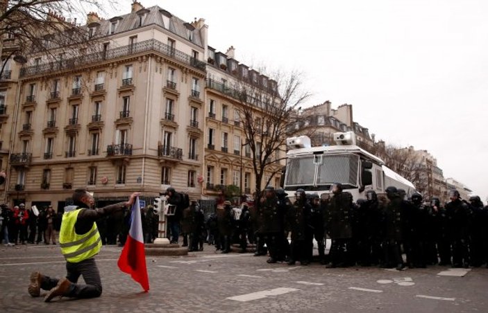 Sarı Yelekliler'in gösterileri Fransa'yı sarstı