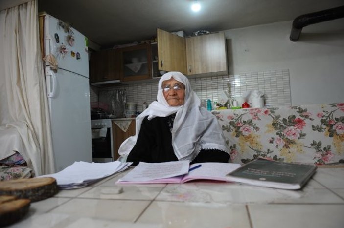 Bursa'da 85 yaşındaki Şahizar Nine'nin okuma azmi