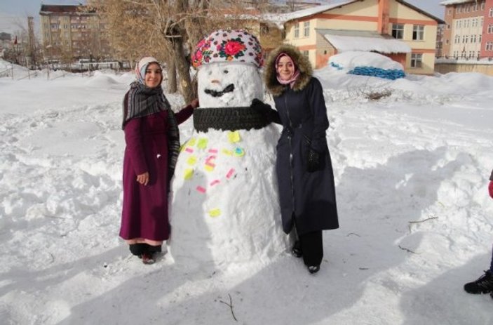 Yüksekova’da kardan adam yarışması