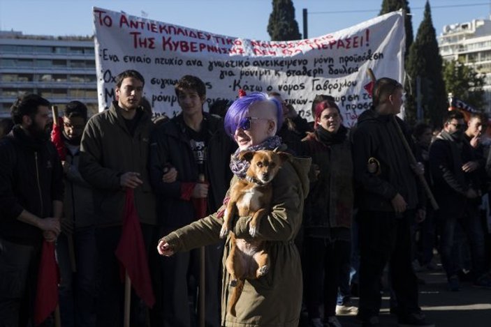 Yunan öğretmenlerden atama protestosu