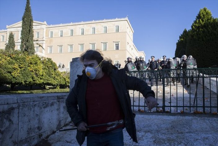 Yunan öğretmenlerden atama protestosu